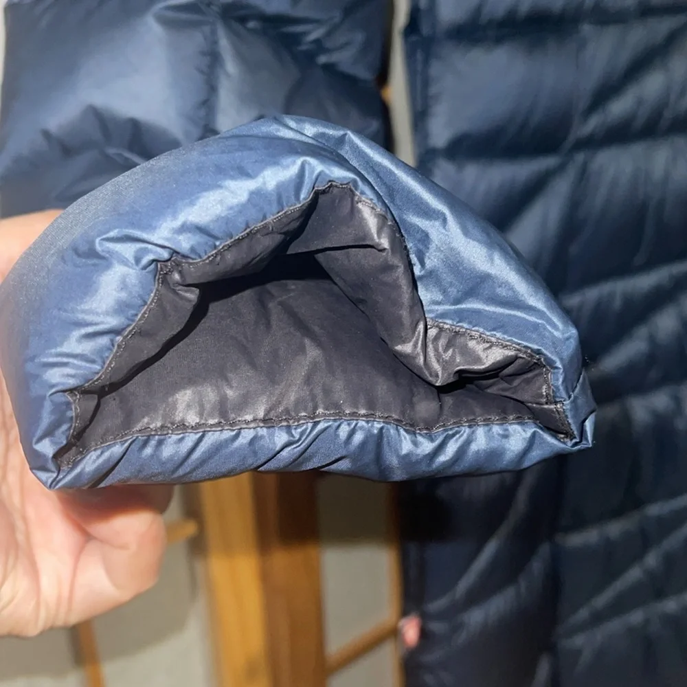 Preloved girls winter puffy jacket in dark blue color.